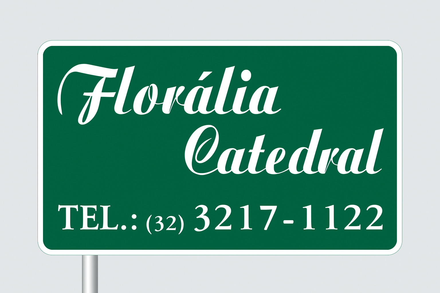 Buquê de rosas vermelhas elegante com folhagens verdes em fundo suave